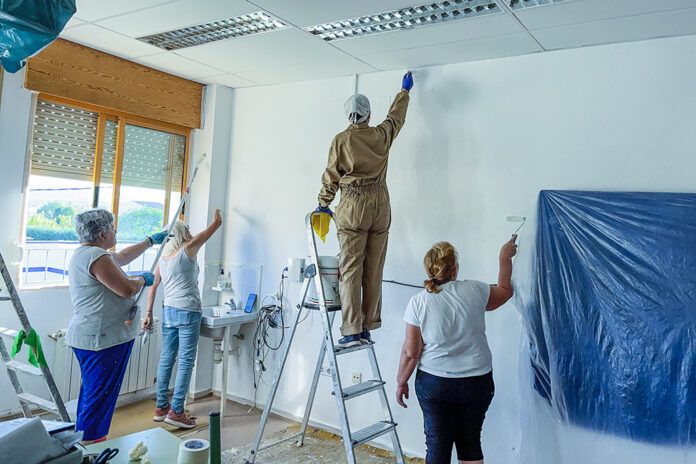 Tareas de pintura en aulas