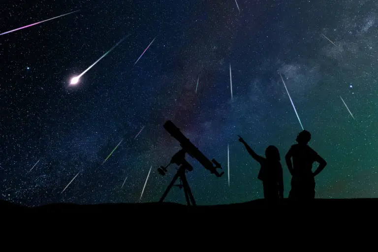 pareja observando lluvia estrellas perseidas scaled