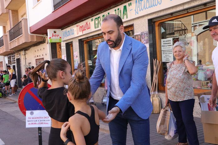 El alcalde saludo a abuelos y nietos