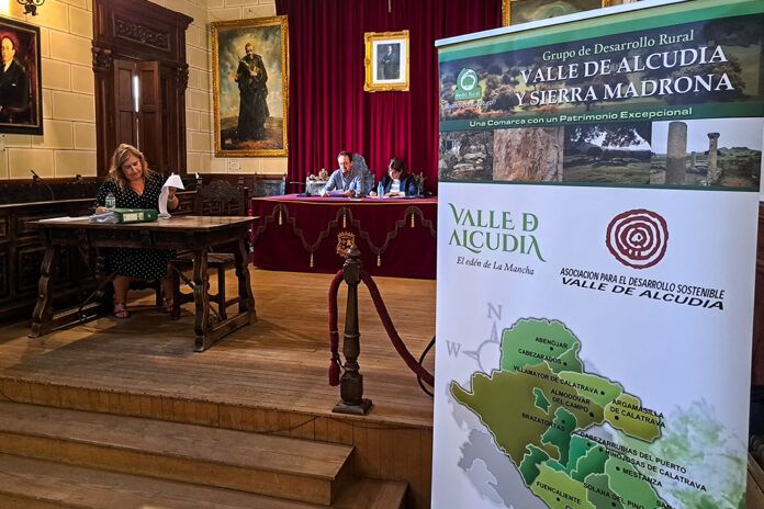 La cita transcurria en el salon plenario del Ayuntamiento de Almodovar del Campo