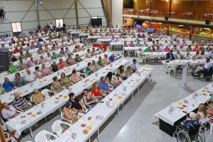 Panoramica de asistentes al acto de ayer