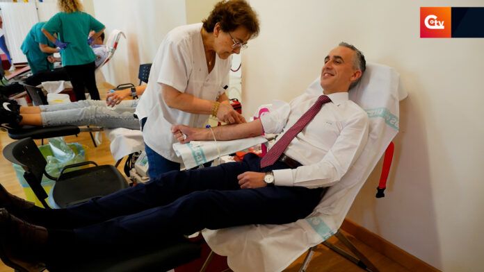 alcalde donando sangre