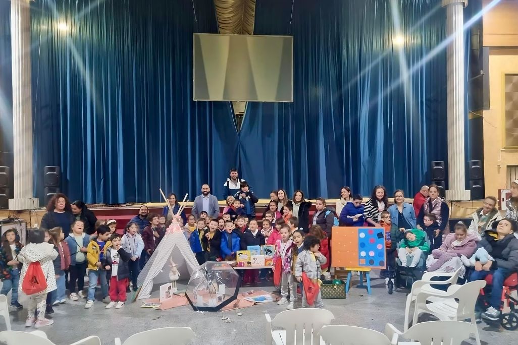 Fotografia de familia tras el cuentacuentos en el Centro Cultural