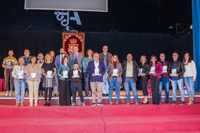 Posado de familia de premiados representantes de los centros docentes y autoridades