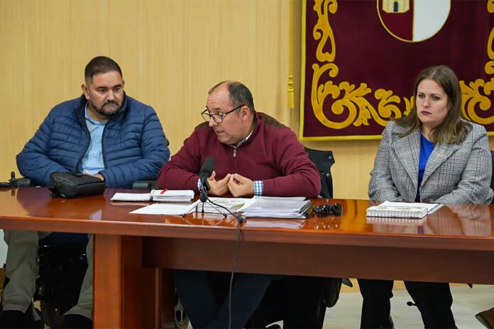 Jose Antonio Garcia en el centro defendiendo ayer la propuesta del Presupuesto 2024