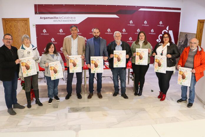 Los participes de la iniciativa posando con el cartel del evento