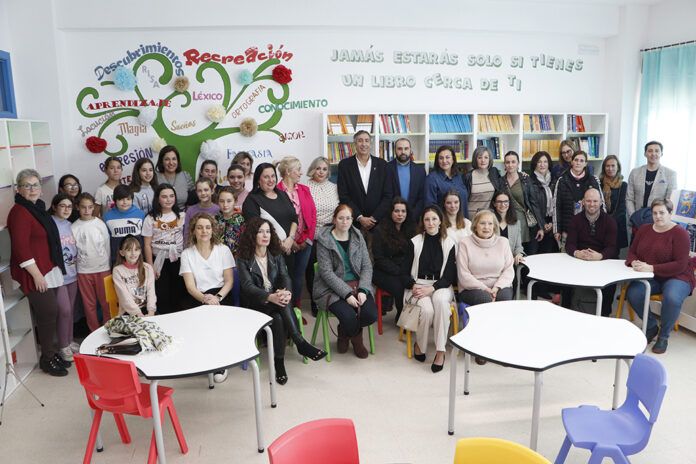 Posasdo de todos los asistentes al acto en una de las zonas de la flamante biblioteca