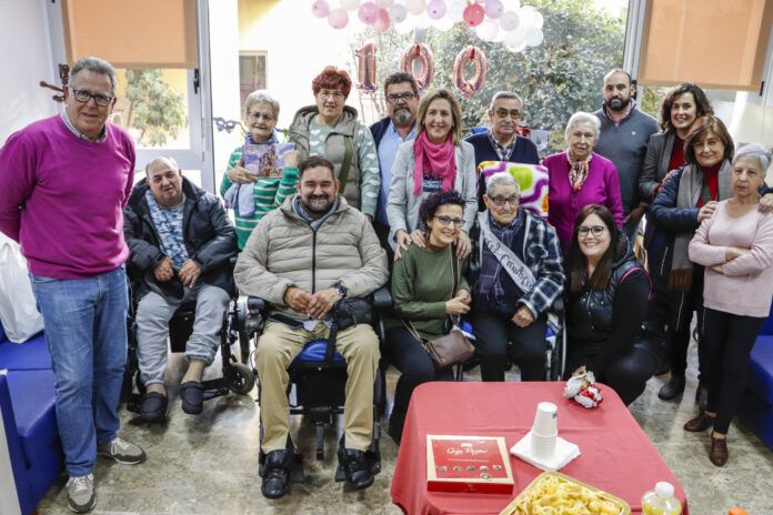 Foto de familia de Ramon junto a familiares amigos y autoridades