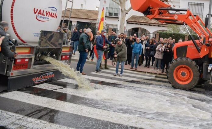 derraman vino frances protesta movilizacion agricultores ciudad real 1