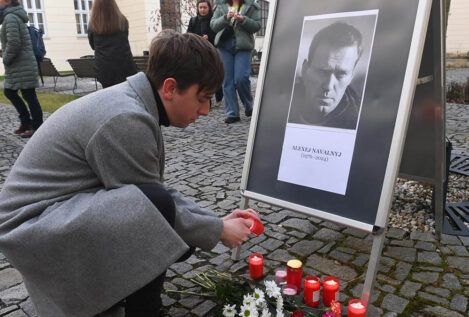 Ciudadanos rusos depositan flores y velas en recuerdo al opositor Alexei Navalni 469x317 1