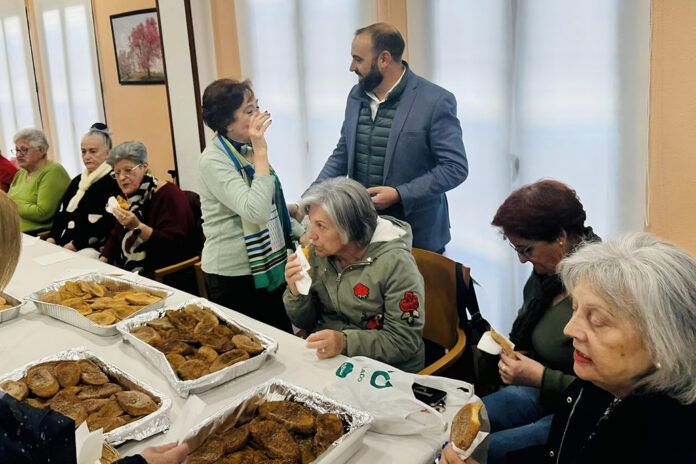 El alcalde saludando a una participante en la desgustacion de torrijas