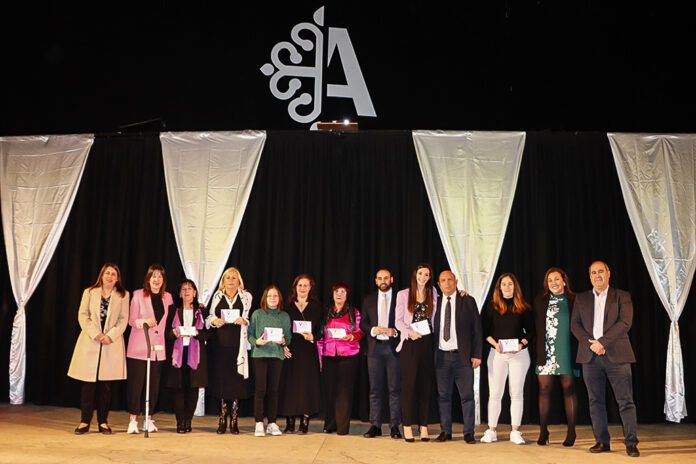 Foto de familia de premiadas y autoridades