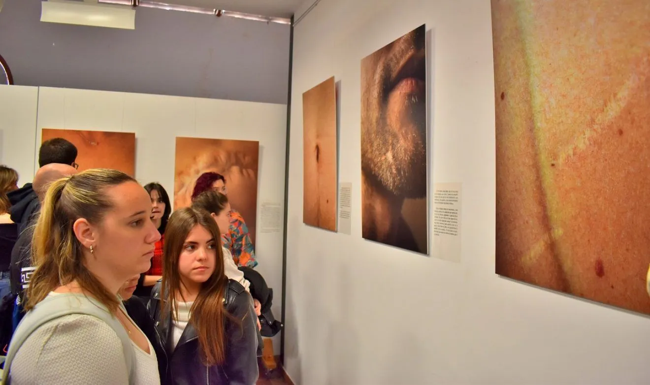 "Cicatrices": Una Exposición que Celebra la Resiliencia y el Compromiso de Santa Águeda 1 expocicatrices 4 01 1320x782 1
