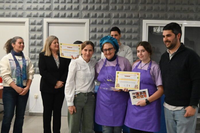 milagros calahorra entregando uno de los premios