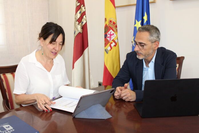 Blanca Fernandez con alcalde de Torrenueva 2 scaled