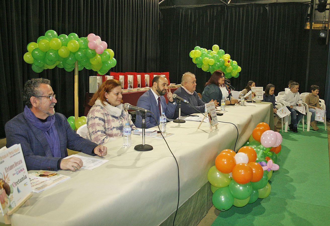 El alcalde anfitrion en el centro dando la bienvenida