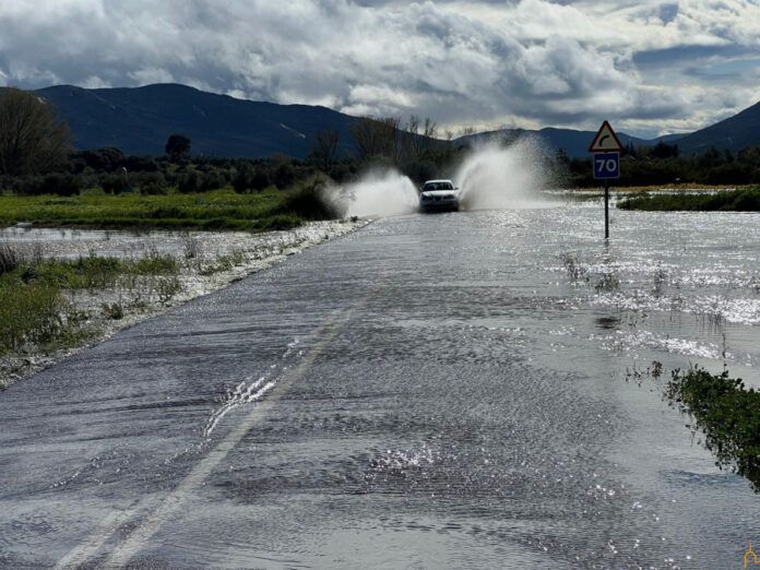 carretera cortada lluvia