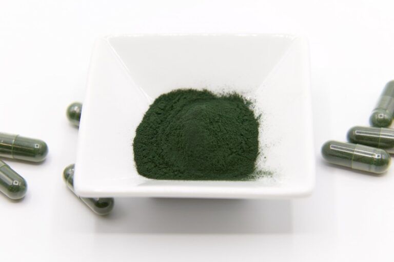 polvo de espirulina y capsulas para el consumo