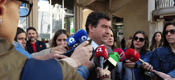 ricardo chamorro con fatima de la flor y milagros calahorra en rueda de prensa