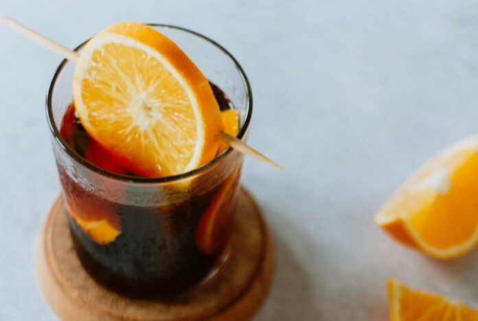 vermut rojo servido con rodaja de naranja