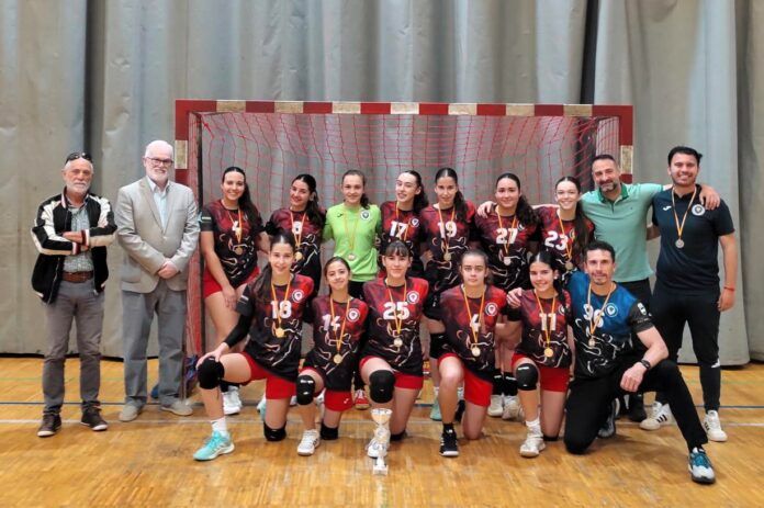 Casto Sanchez con campeonas balonmano cadete