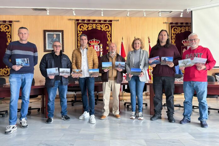 La edil posando junto a los autores de las fotografias