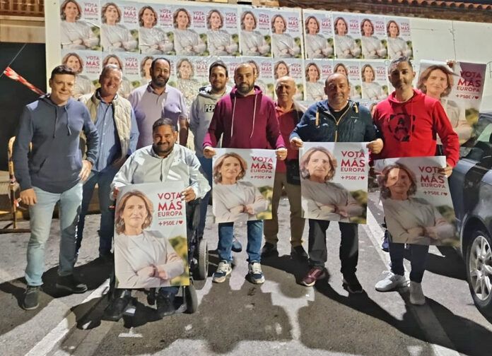 Manuel Jesus Valle Ruiz junto a companeros y simpatizantes en la tradicional pegada de carteles