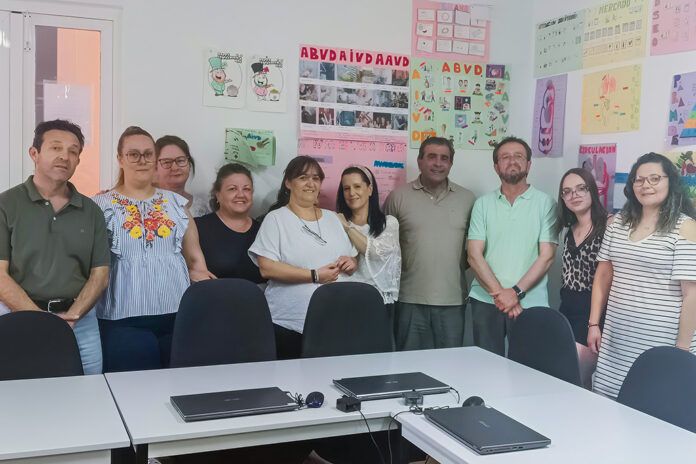 Posado con algunas de las alumnas que han superado el curso en su fase de aula