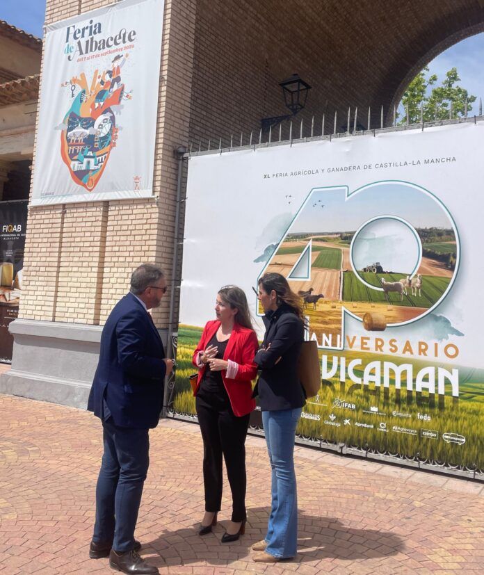 Tania Andicoberry junto a JA Moreno y Maria Gil en la Feria Agricola y Ganadera Expovicaman