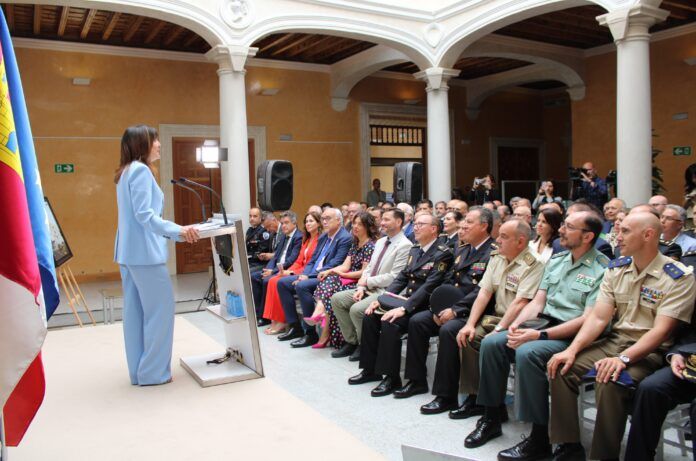 Blanca Fernandez en homenaje a Policia Nacional 3 scaled