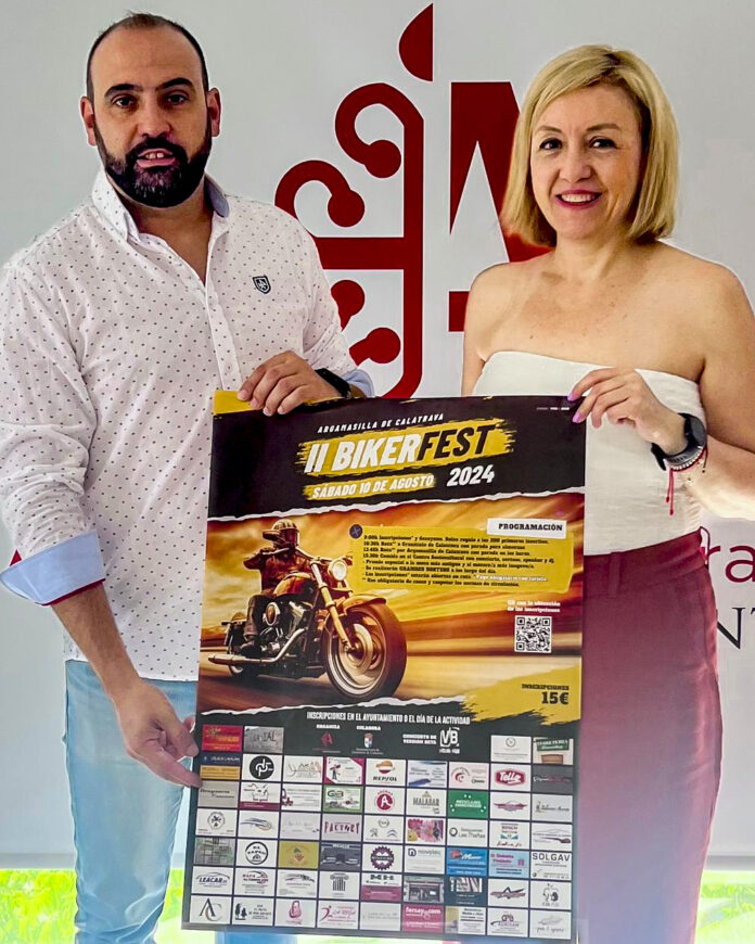 Jesus Ruiz y Ana Belen Saez muestran el cartel de la edicion de este ano