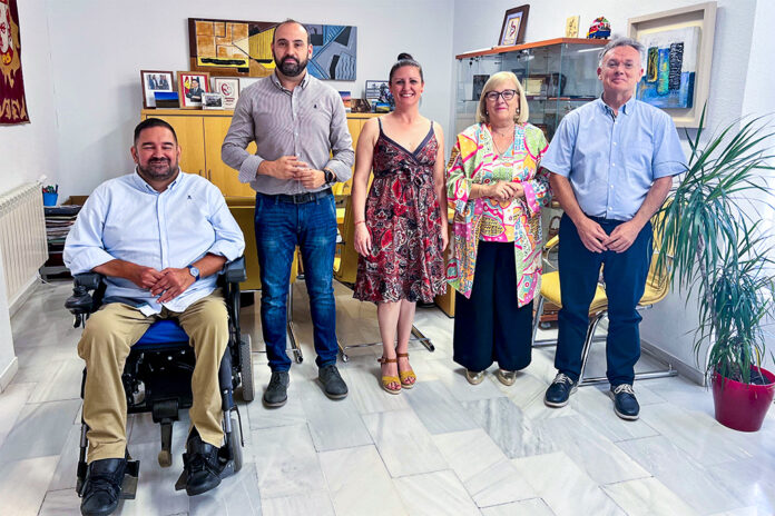 Representantes de Cruz Roja junto al alcalde y el edil de Bienestar Social