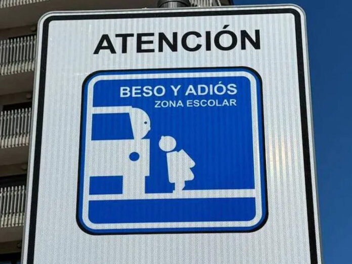 BESO Y ADIÓS SEÑAL TRÁFICO