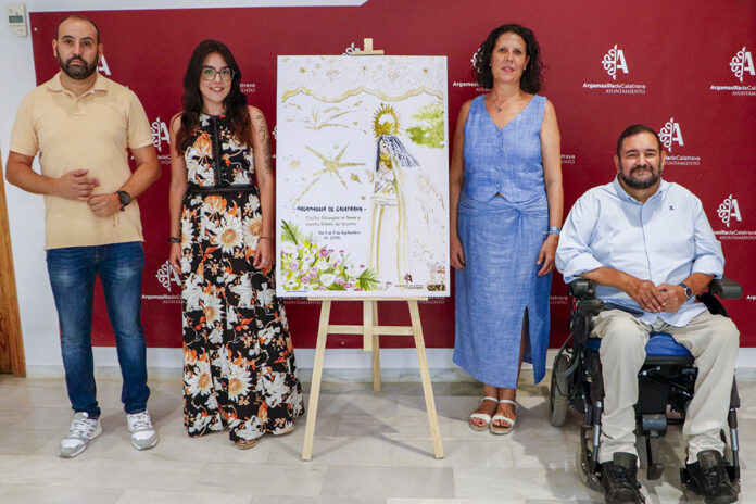 Jesús Ruiz, Keila García, Isabel Rodríguez y Sergio Gijón, posando junto al cartel impreso