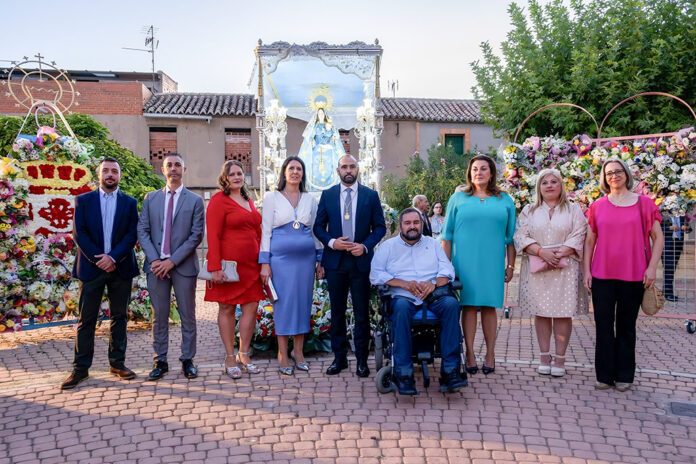 Autoridades locales y responsables de la Hermandad de la patrona, junto a la Virgen del Socorro