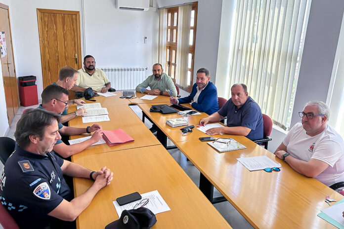 Autoridades y mandos participantes en la reunión