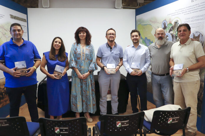 Foto de familia de los artífices de la obra, al término del acto