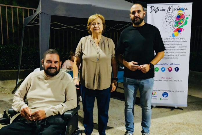 Marina, abuela materna, junto al alcalde y al concejal de Bienestar Social