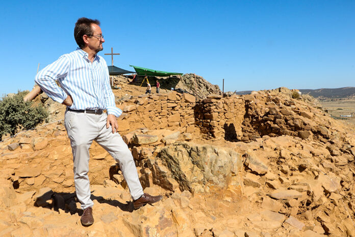 Pablo Toledano en el yacimiento 'Cruz de Mayo', donde la Diputación avanzó en 2021 la posibilidad de instalar un mirador en Brazatortas para el Geoparque