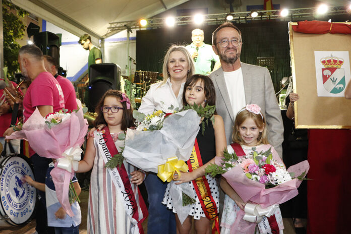 Posado de autoridades con la reina de las fiestas y sus damas de honor