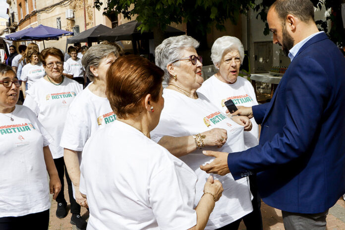 El alcalde Jesús Ruiz saluda, el pasado mes de mayo, a un grupo de personas mayores de la localidad en las jornadas comarcales de envejecimiento activo