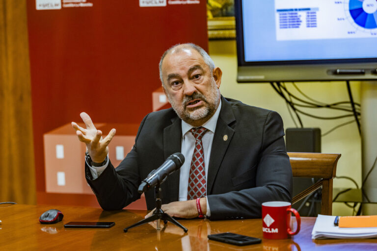 El candidato a rector de la UCLM Julian Garde López Brea present su programa electoral para la universiada