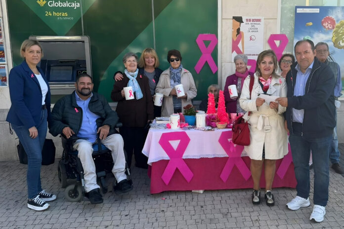 José Antonio García, alcalde en funciones, entregando el donativo consistorial a la presidenta Ana Valderas