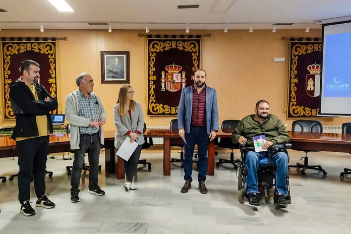 Representantes del colectivo, junto al alcalde y el edil de Biesnestar Social