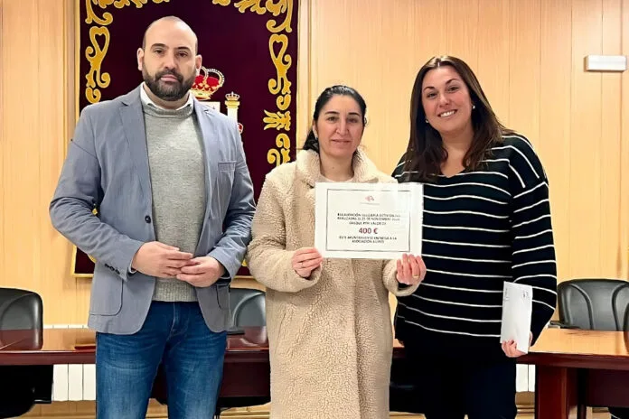 El alcalde y la edil de Igualdad, junto a la representante de AGIRES en la entrega de lo recaudado