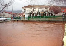 En febrero de 2010 el cauce del río Tirteafuera alcanzó su mayor corta por el casco urbano