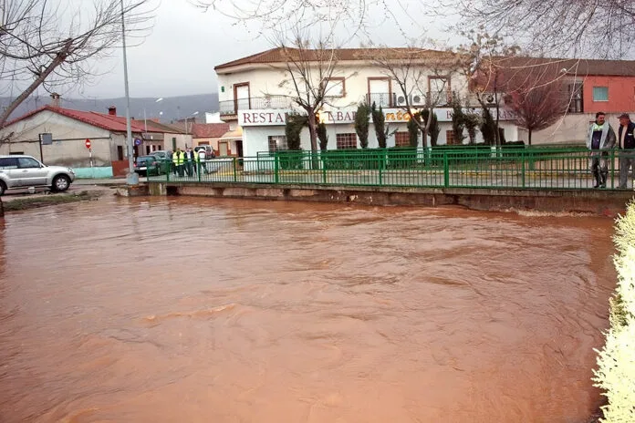 En febrero de 2010 el cauce del río Tirteafuera alcanzó su mayor corta por el casco urbano