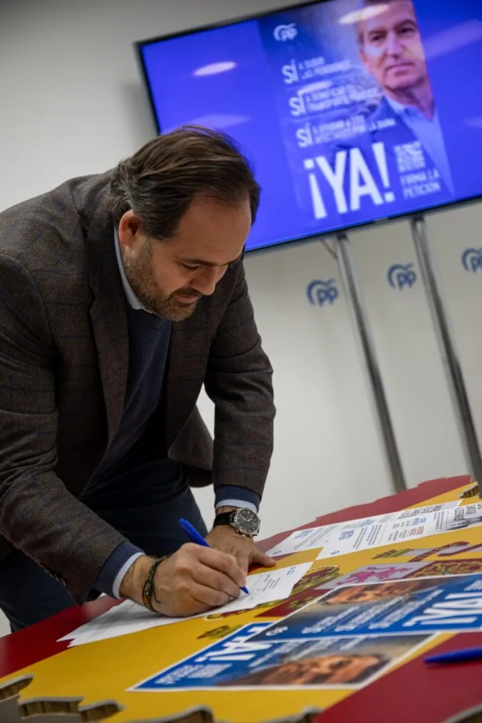 Núñez presenta campaña de firmas (2)