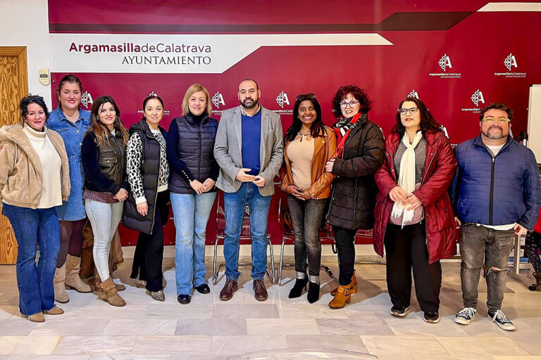 El alcalde y la edil Sáez, junto a los alumnos del programa RECUAL