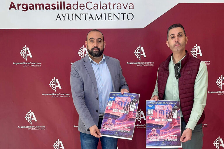 El alcalde y el edil de Deportes, mostrando el cartel de la prueba de este año